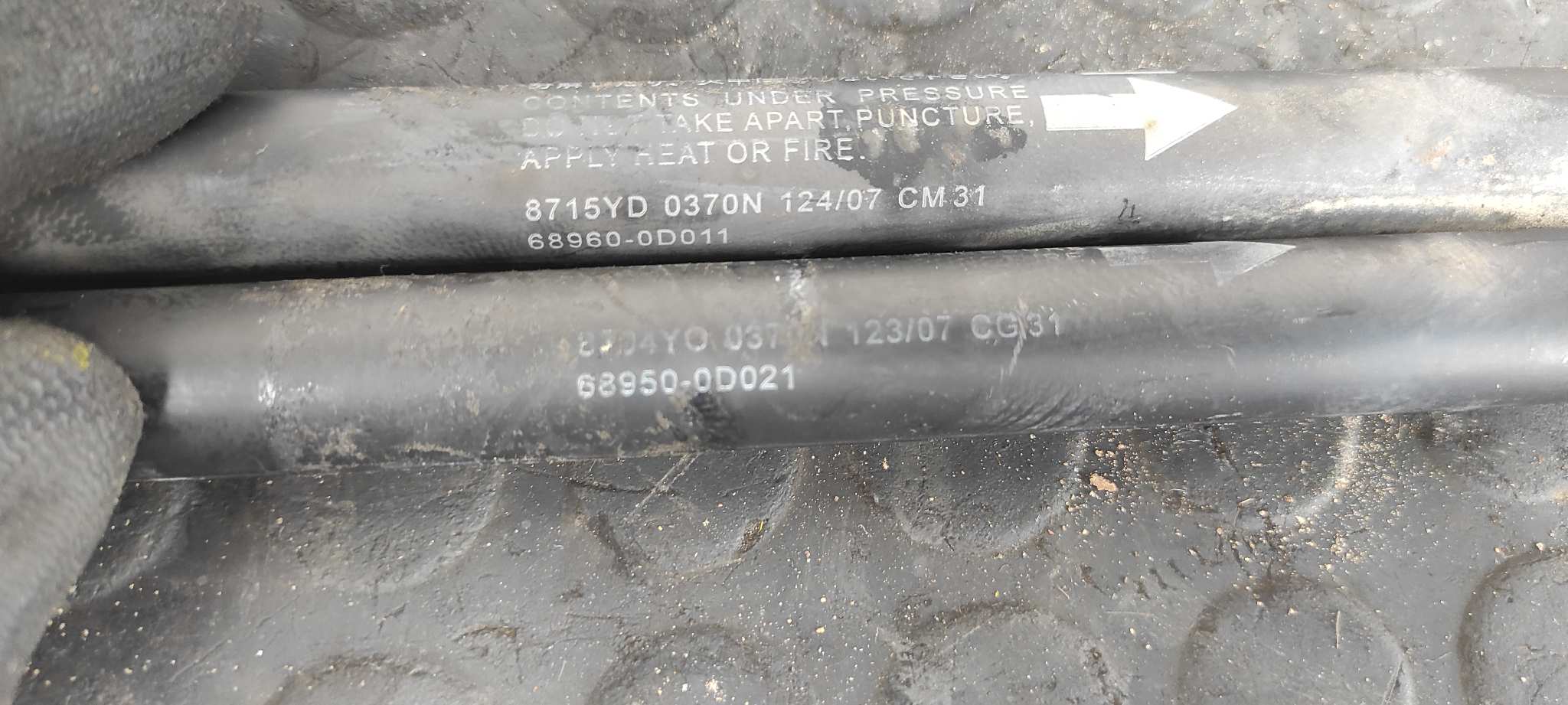 AMORTIGUADORES MALETERO / PORTON TOYOTA YARIS (KSP9/SCP9/NLP9) - vista 2