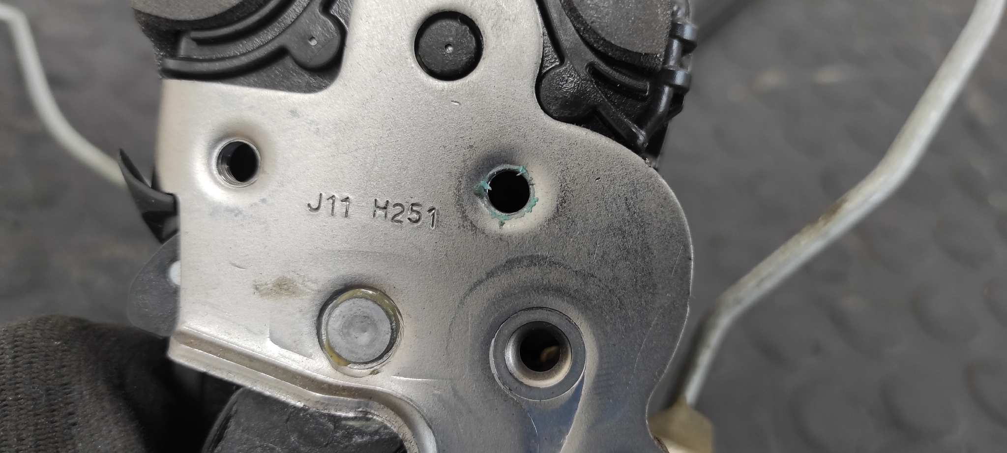 CERRADURA PUERTA DELANTERA DERECHA CHEVROLET CRUZE - vista 2