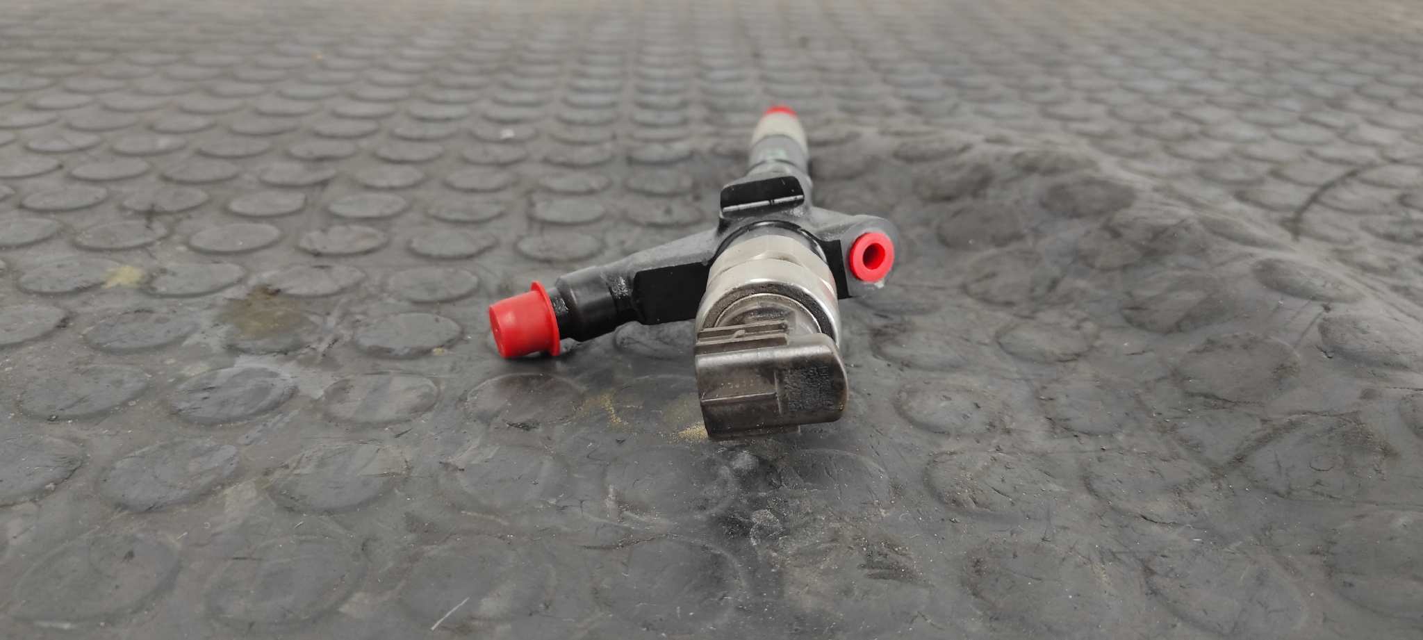 INYECTOR NISSAN CABSTAR - vista 3