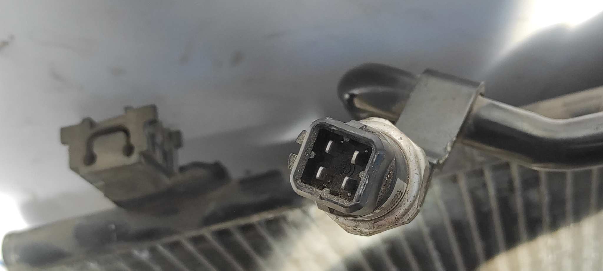 CONDENSADOR / RADIADOR  AIRE ACONDICIONADO VOLKSWAGEN PASSAT BERLINA (3B2) - vista 2