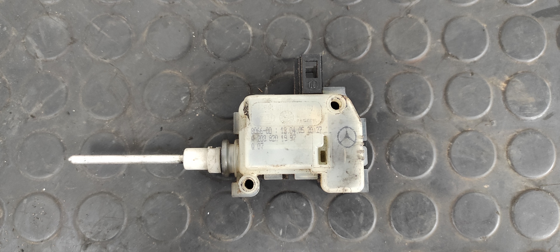 TAPA EXTERIOR COMBUSTIBLE MERCEDES CLASE C (W203)