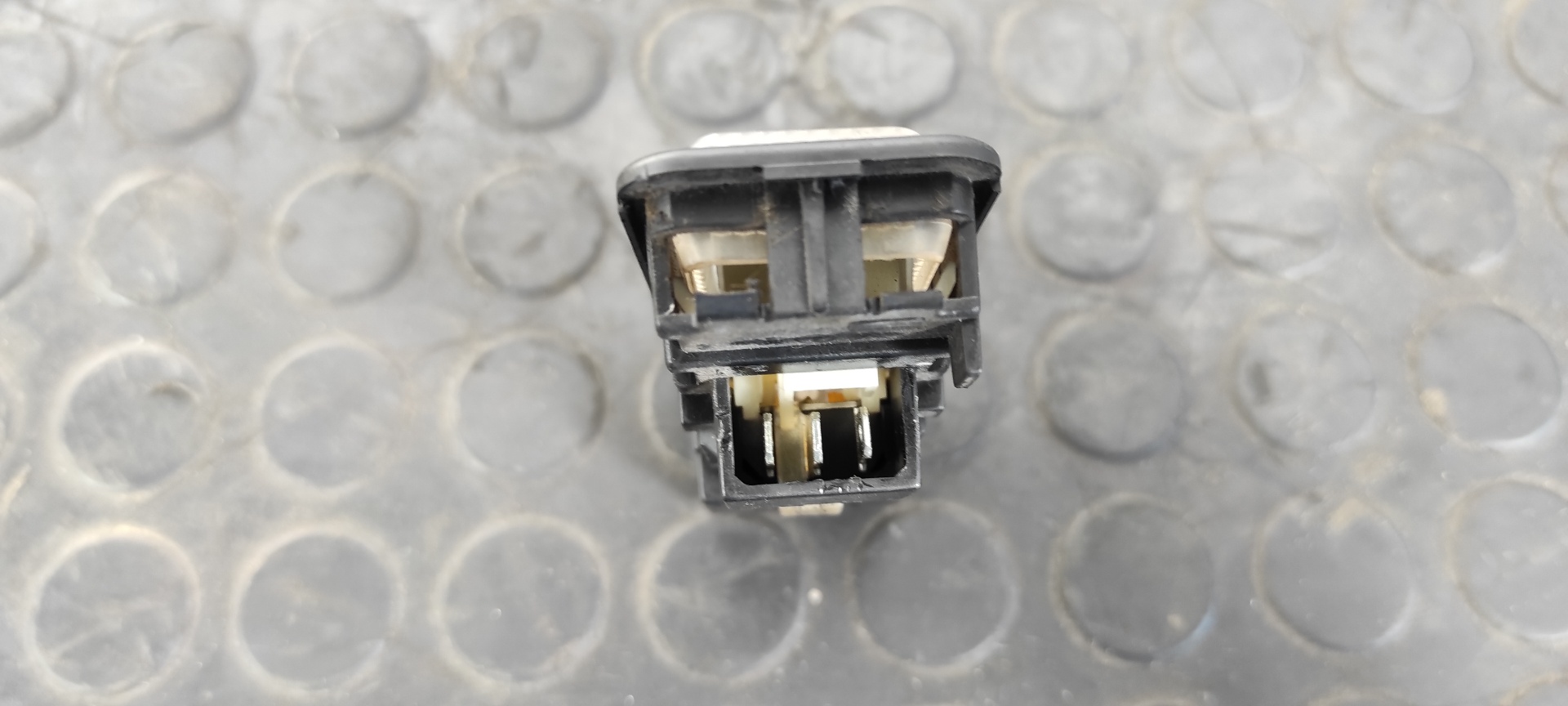 LUZ INTERIOR PEUGEOT 205 BERLINA - vista 3