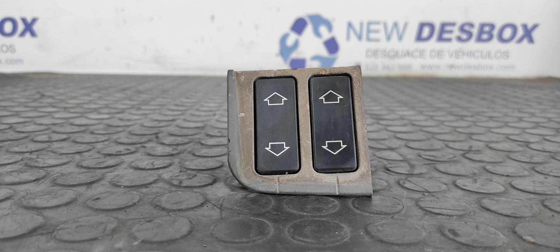 MANDO ELEVALUNAS DELANTERO IZQUIERDO PEUGEOT 205 BERLINA