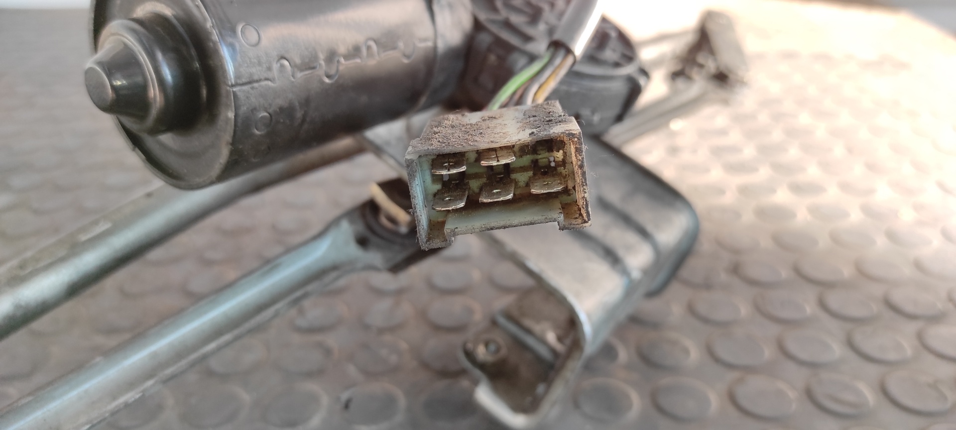 MOTOR LIMPIA DELANTERO VOLKSWAGEN LT CAJA ABIERTA (MOD. 1997) - vista 3