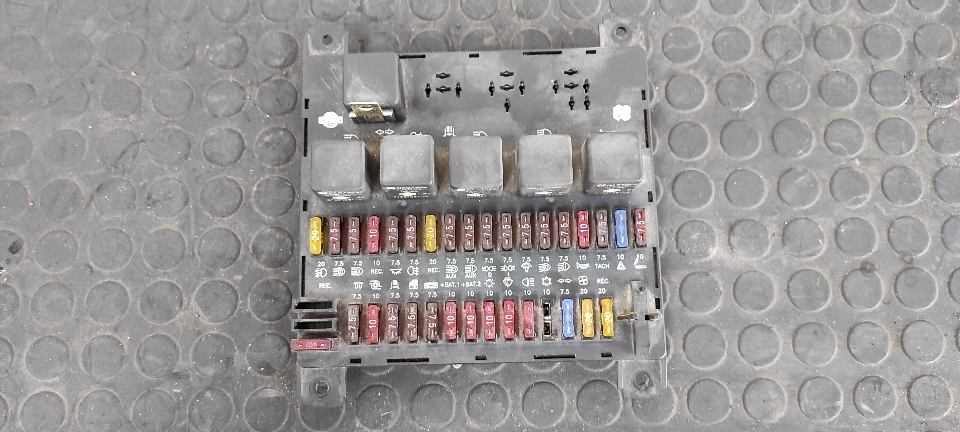 CAJA RELES / FUSIBLES NISSAN L-35