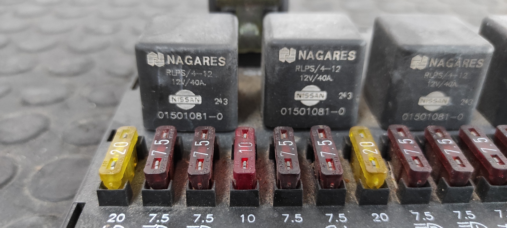 CAJA RELES / FUSIBLES NISSAN L-35 - vista 2