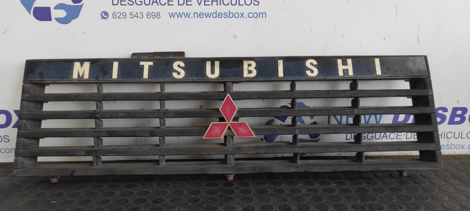 REJILLA DELANTERA MITSUBISHI MONTERO (L040)