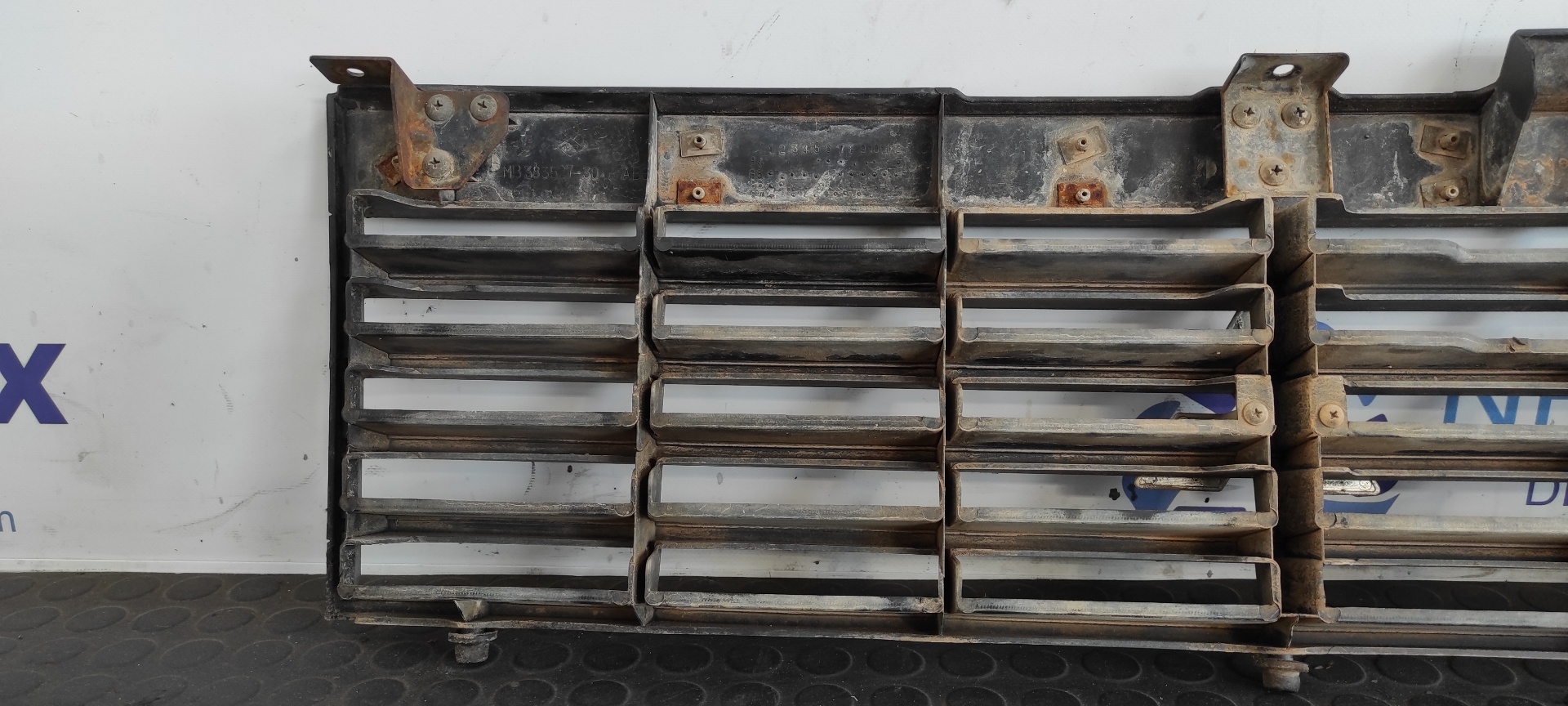 REJILLA DELANTERA MITSUBISHI MONTERO (L040) - vista 7