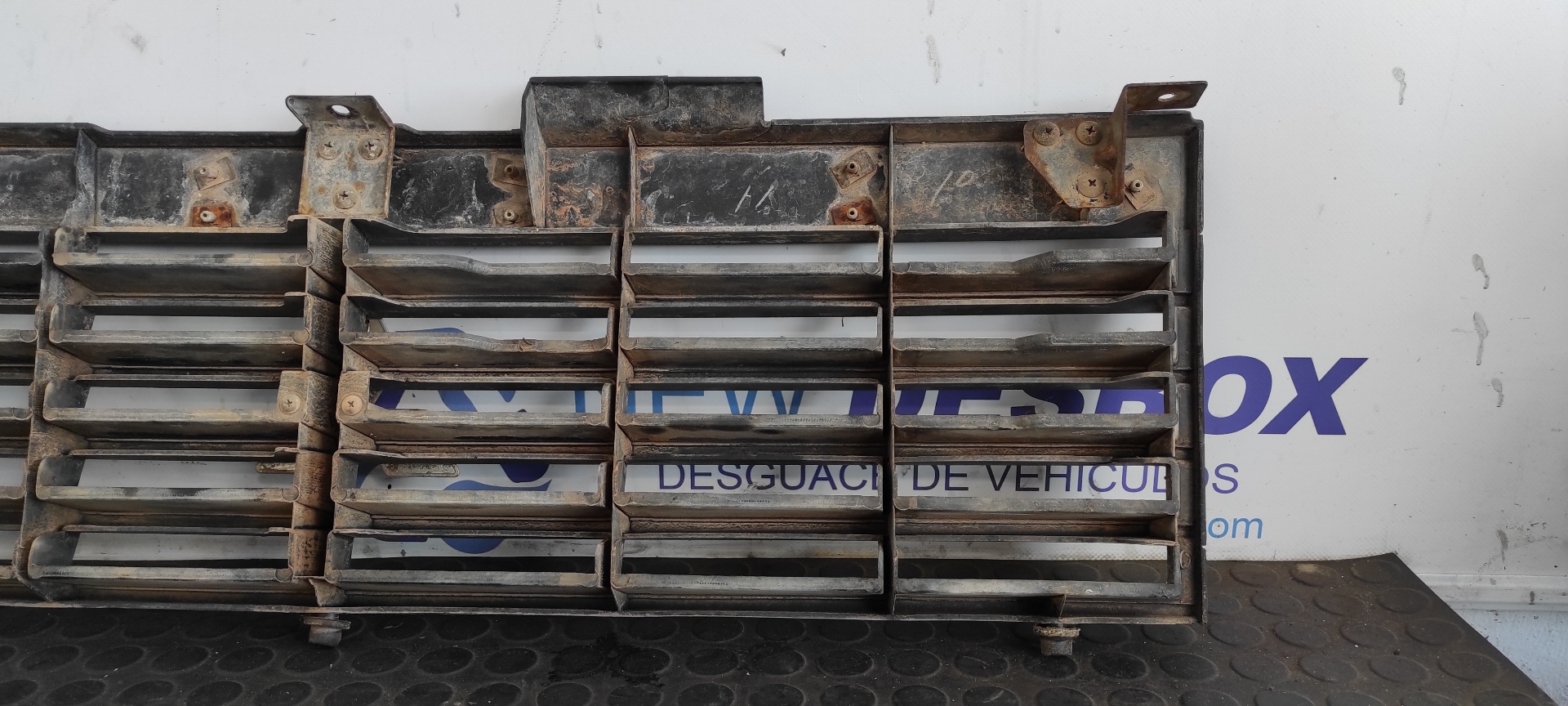 REJILLA DELANTERA MITSUBISHI MONTERO (L040) - vista 3