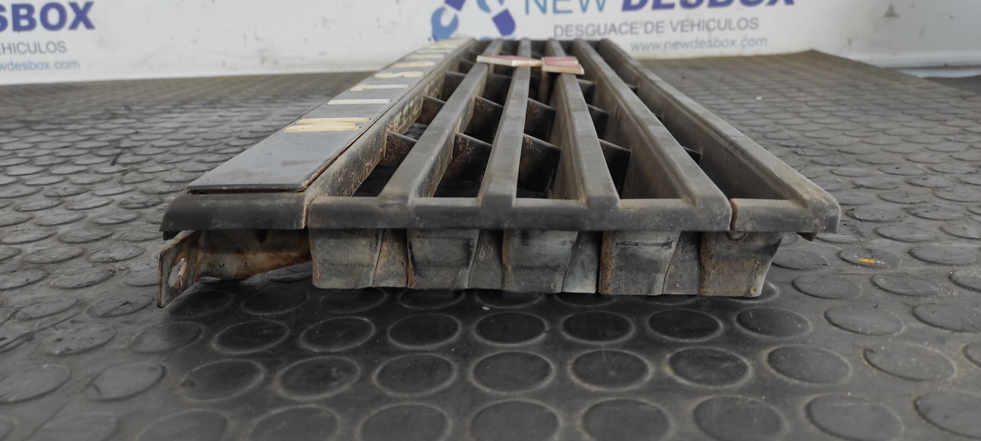 REJILLA DELANTERA MITSUBISHI MONTERO (L040) - vista 6