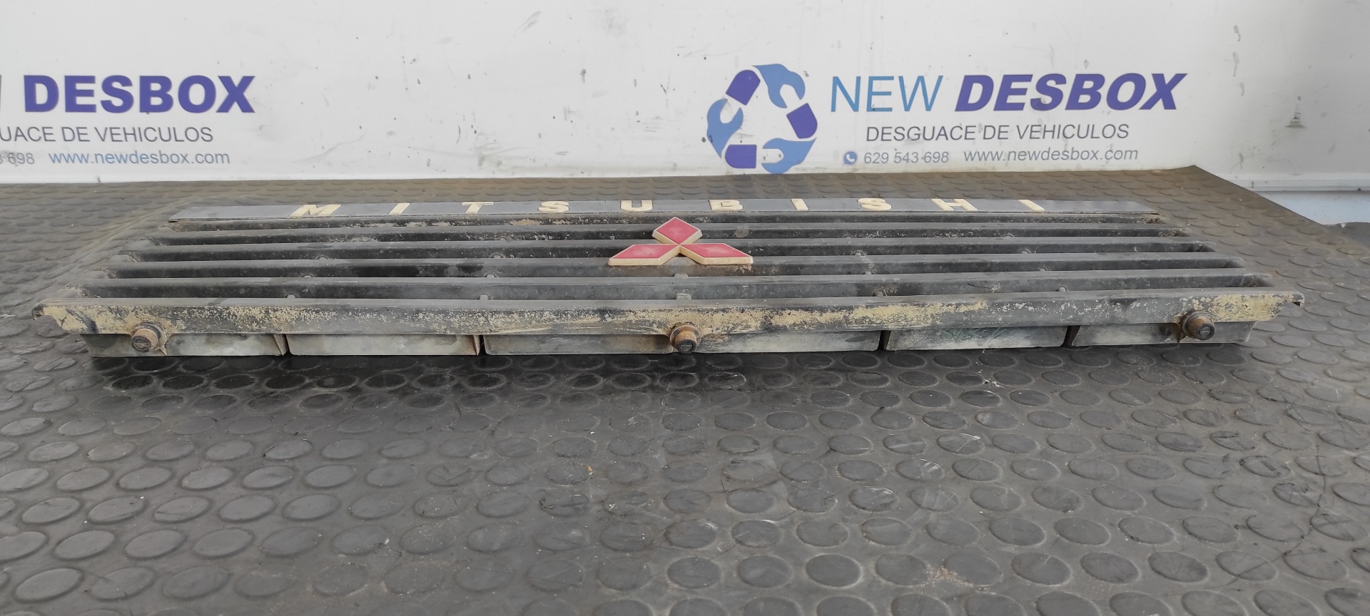 REJILLA DELANTERA MITSUBISHI MONTERO (L040) - vista 8