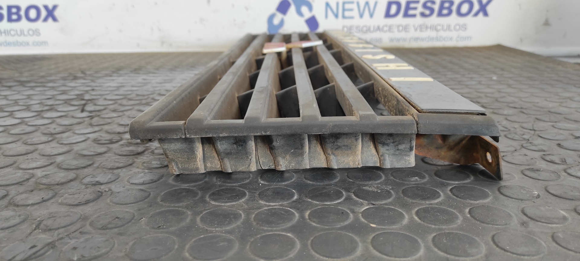 REJILLA DELANTERA MITSUBISHI MONTERO (L040) - vista 4