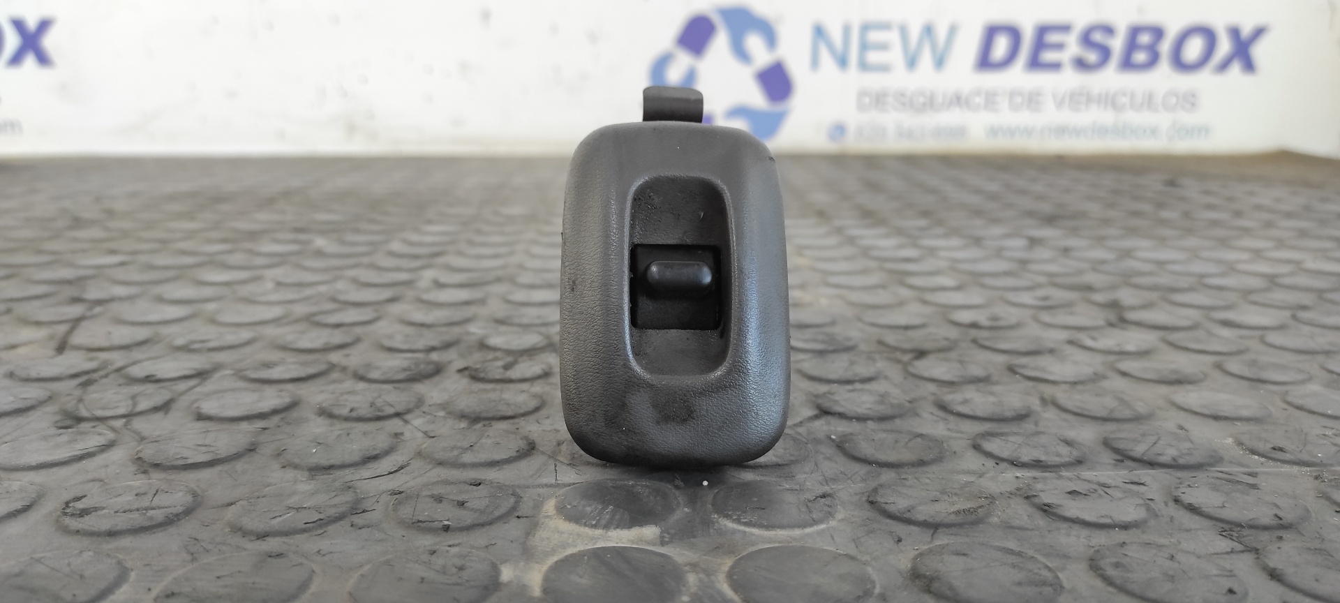 MANDO ELEVALUNAS TRASERO DERECHO NISSAN PICK-UP (D22)
