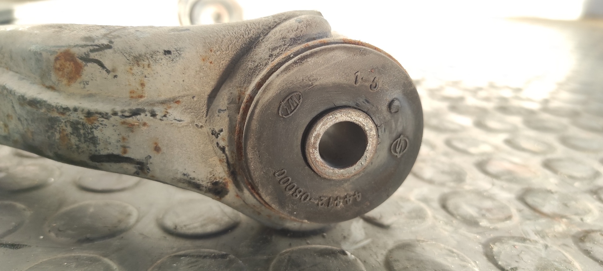 BRAZO DERECHO SUPERIOR DELANTERO SSANGYONG REXTON - vista 6