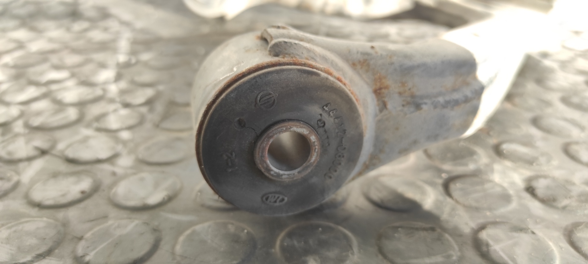 BRAZO DERECHO SUPERIOR DELANTERO SSANGYONG REXTON - vista 5