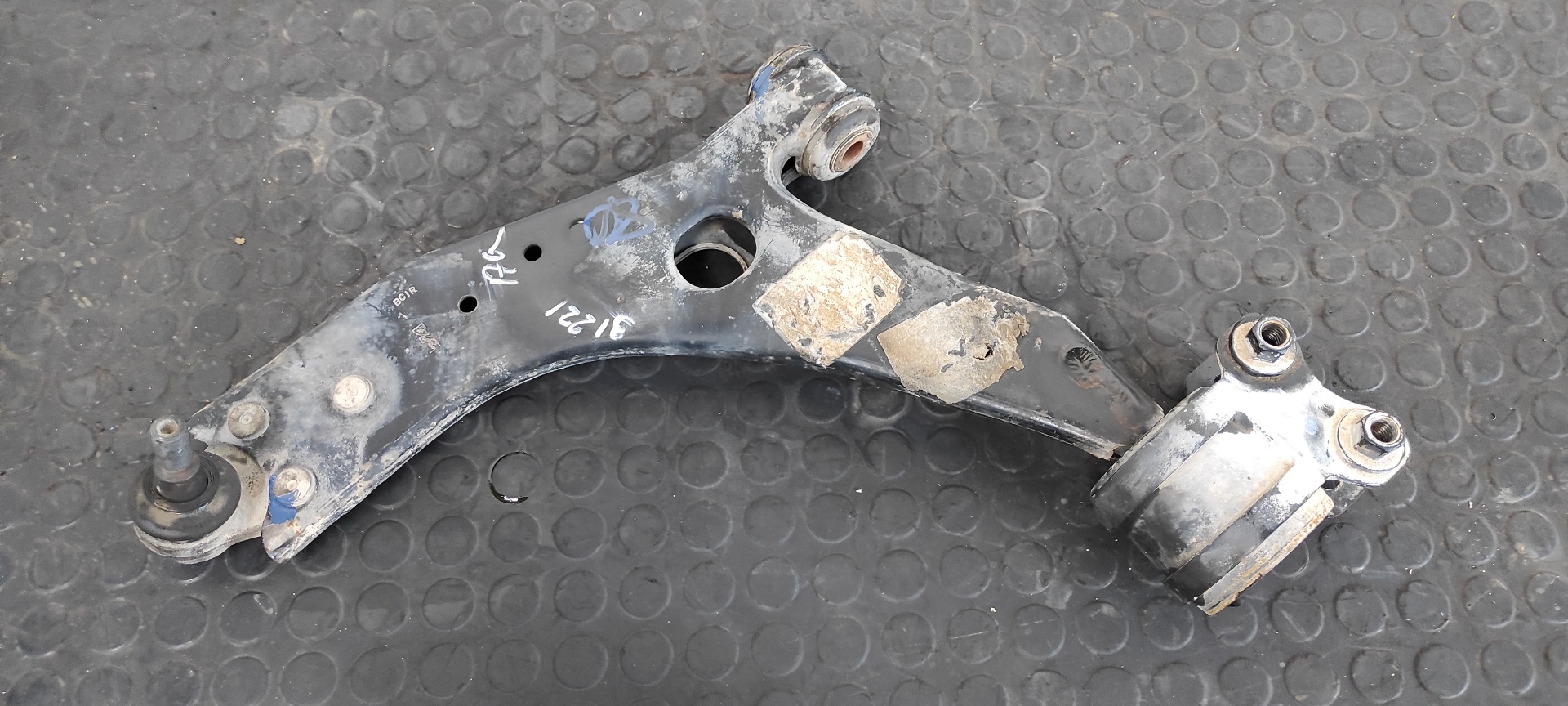 BRAZO IZQUIERDO INFERIOR DELANTERO FORD FOCUS BERLINA (CAP)