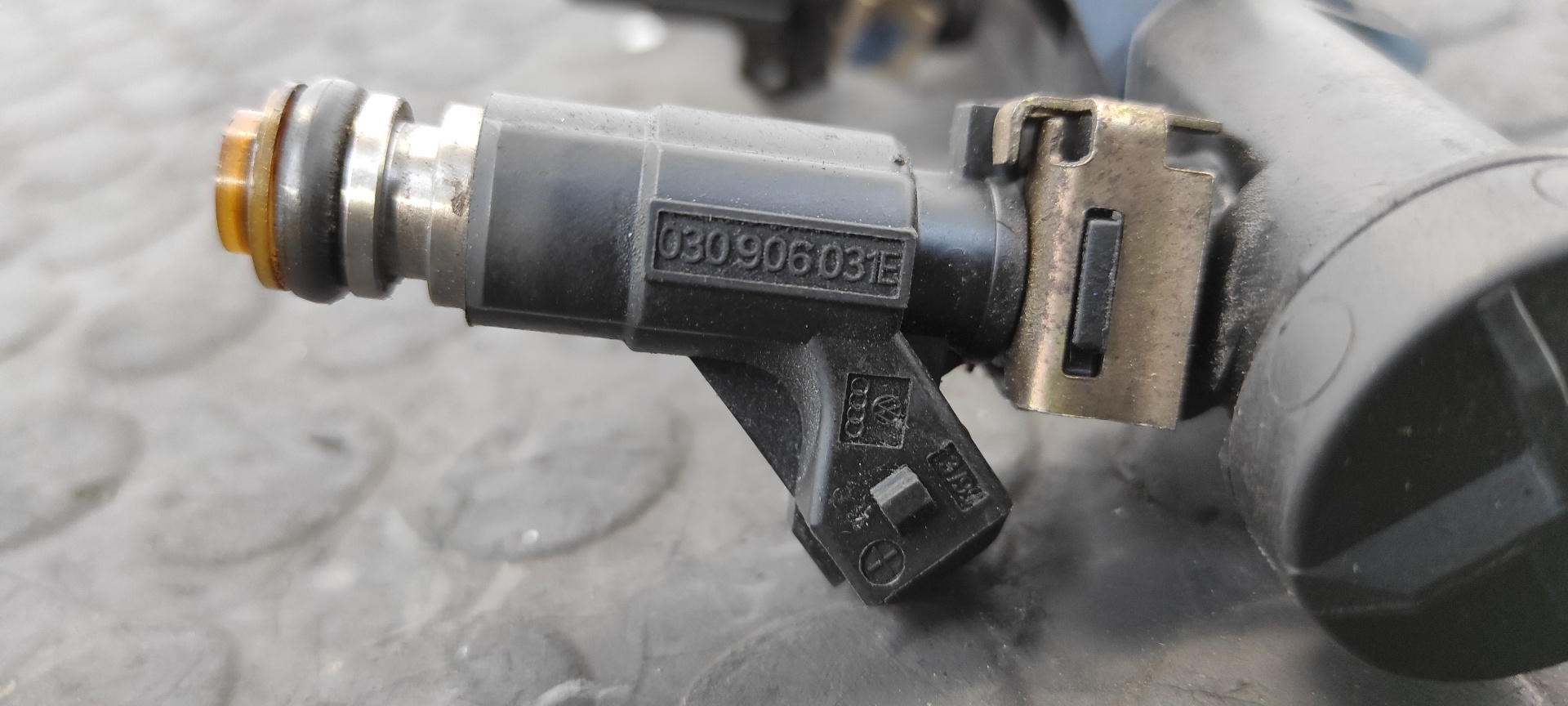 RAMPA INYECTORA VOLKSWAGEN POLO BERLINA (6N1) - vista 4