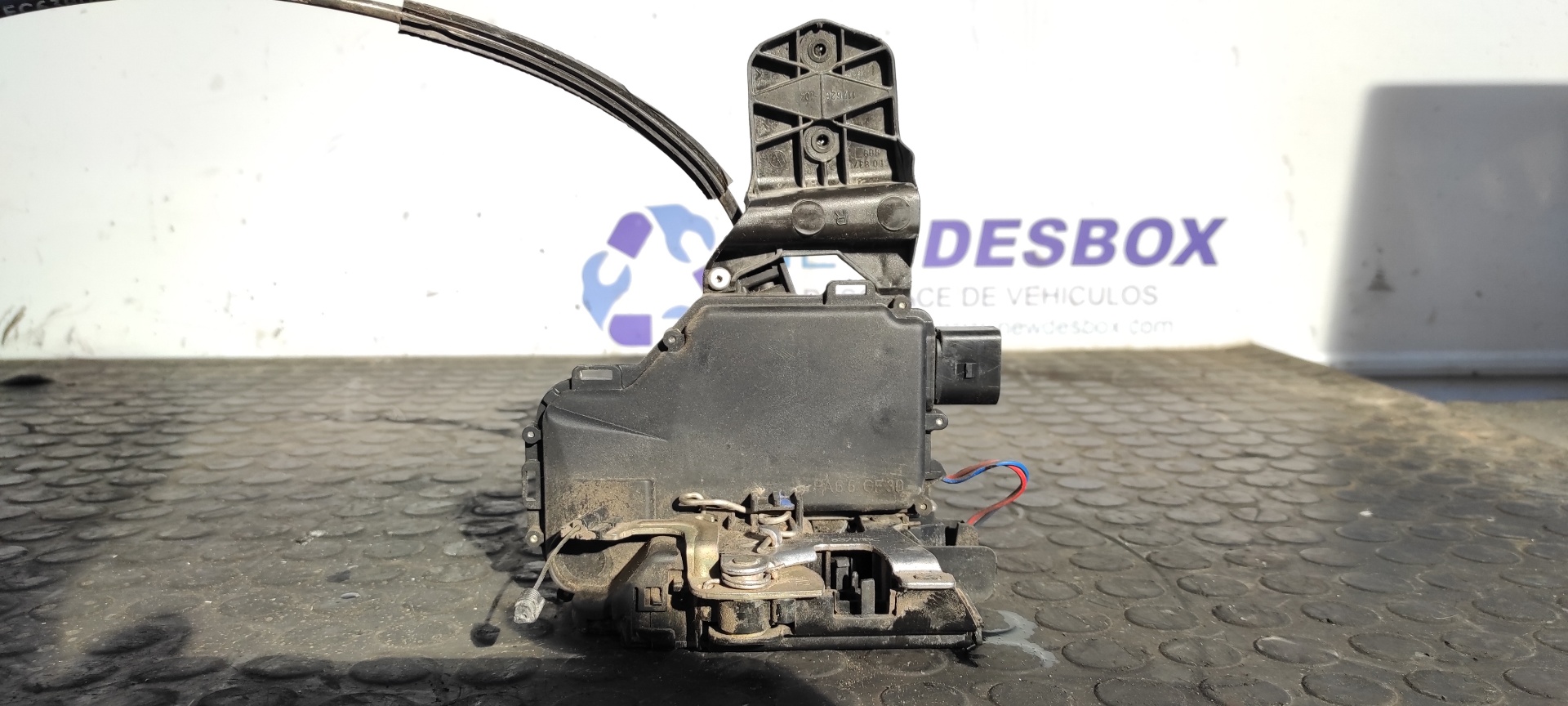 CERRADURA PUERTA DELANTERA DERECHA VOLKSWAGEN PASSAT BERLINA (3B2)