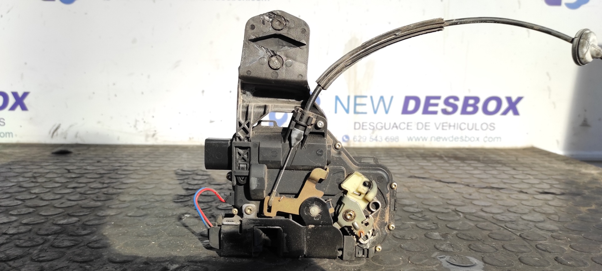 CERRADURA PUERTA DELANTERA DERECHA VOLKSWAGEN PASSAT BERLINA (3B2) - vista 3