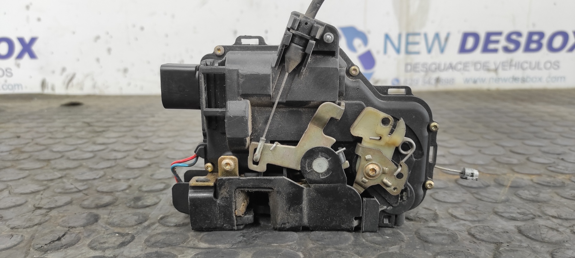 CERRADURA PUERTA DELANTERA DERECHA VOLKSWAGEN GOLF IV BERLINA (1J1) - vista 3