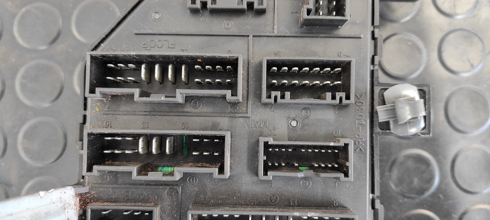 CAJA RELES / FUSIBLES KIA SPORTAGE - vista 2