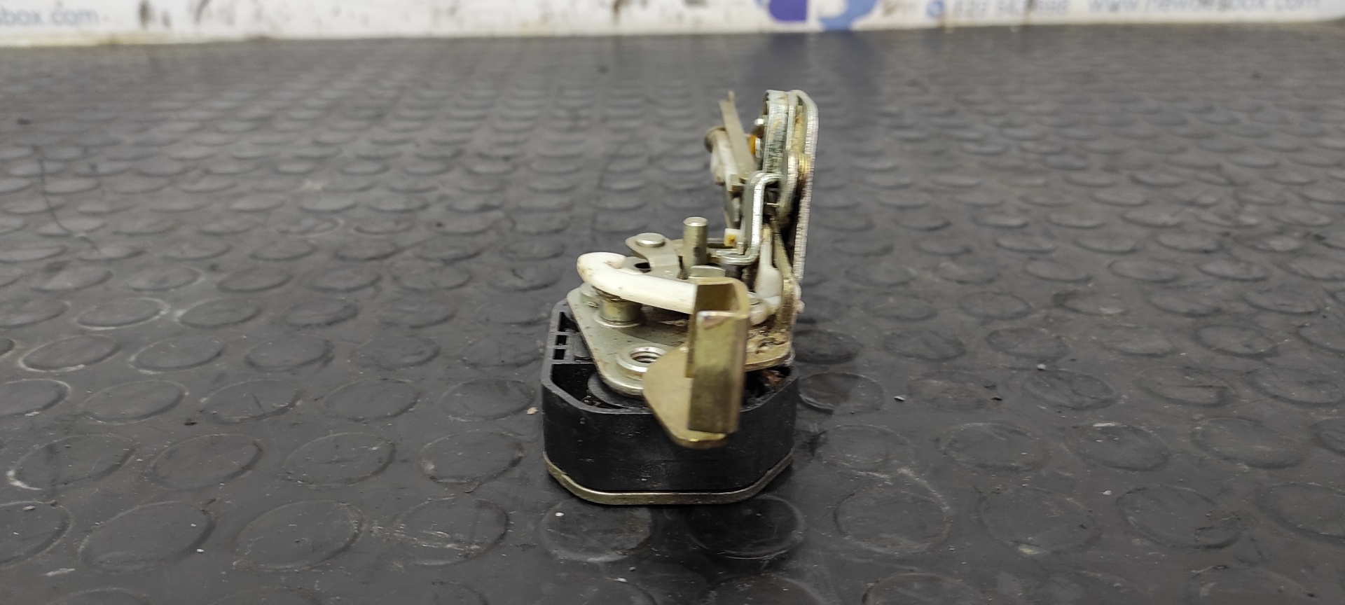 CERRADURA PUERTA TRASERA DERECHA MERCEDES-BENZ MB 100 D CAJA CERRADA / COMBI - vista 2