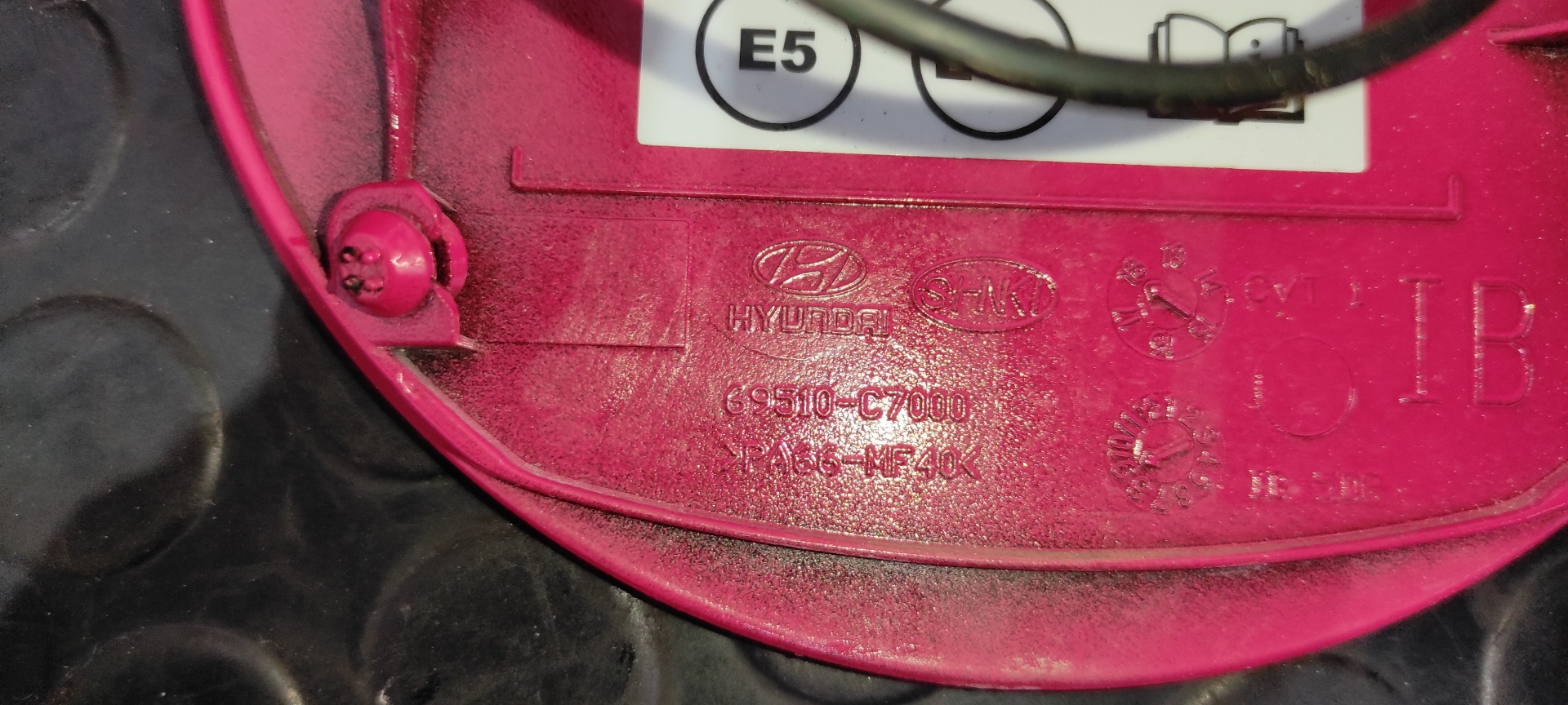 TAPA EXTERIOR COMBUSTIBLE HYUNDAI I20 ACTIVE - vista 3