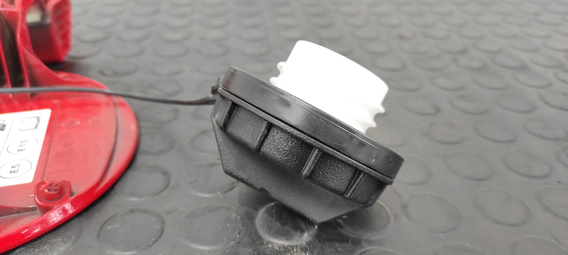 TAPA EXTERIOR COMBUSTIBLE HYUNDAI I20 ACTIVE - vista 7