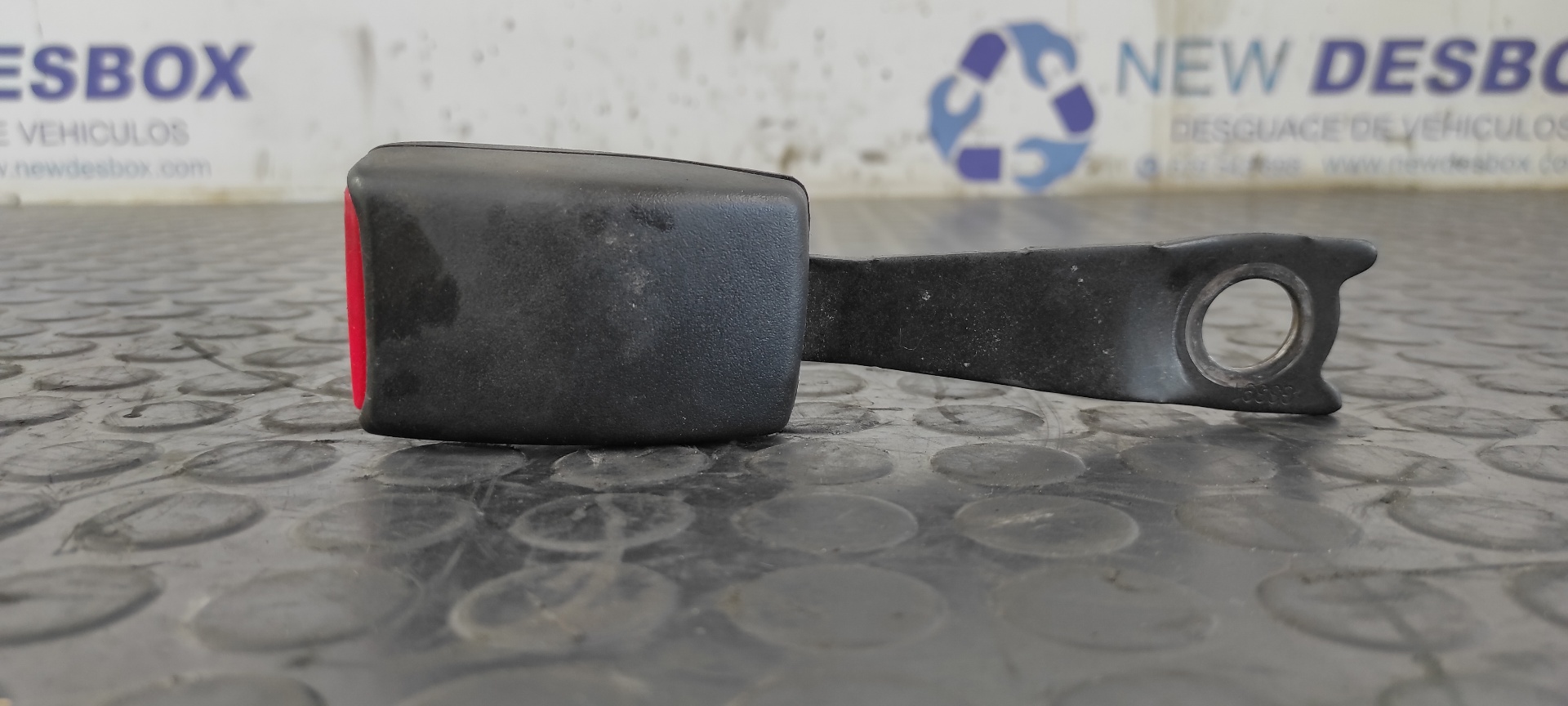 ENGANCHE CINTURON DELANTERO DERECHO MITSUBISHI MONTERO (V60/V70)