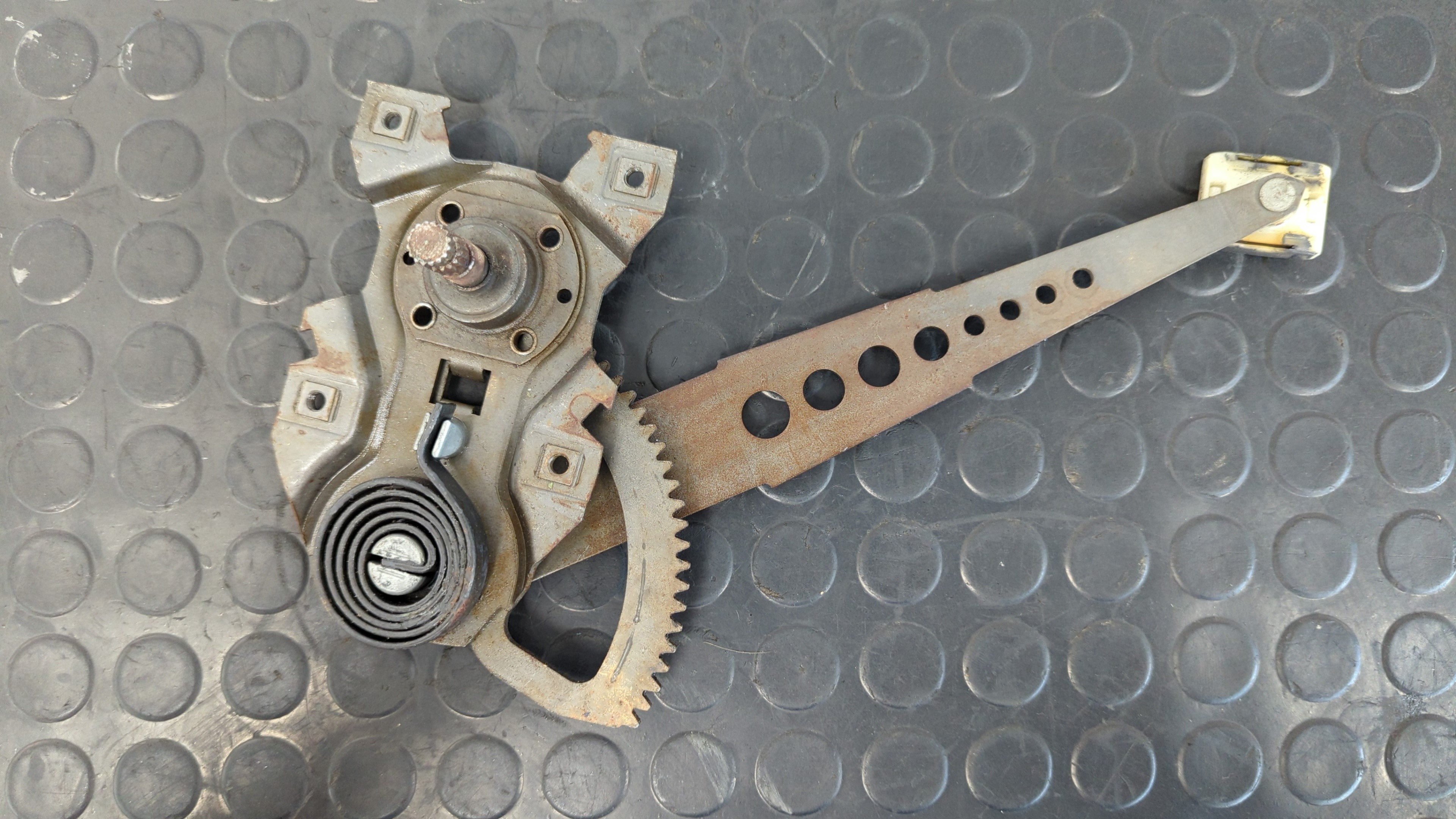 ELEVALUNAS TRASERO DERECHO MERCEDES CLASE S (W126)