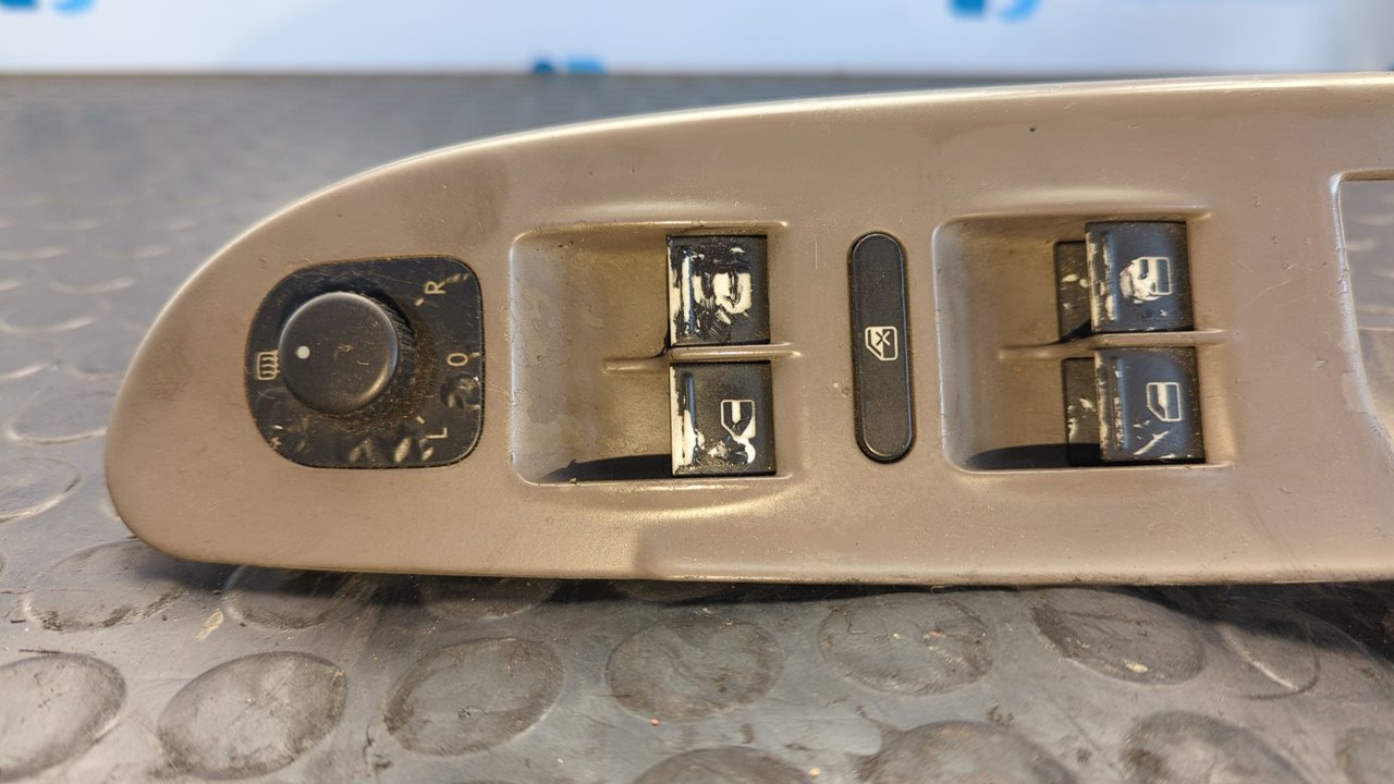 MANDO ELEVALUNAS DELANTERO IZQUIERDO VOLKSWAGEN PASSAT BERLINA (3C2) - vista 4