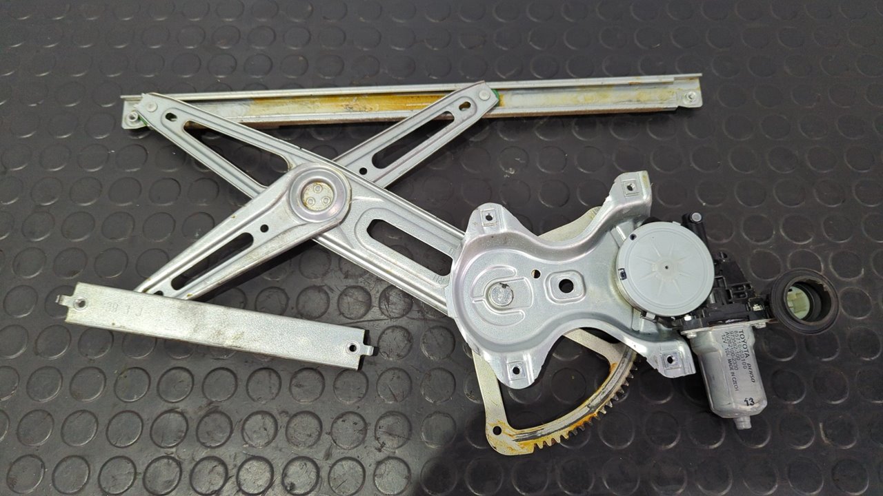 ELEVALUNAS DELANTERO DERECHO TOYOTA AURIS