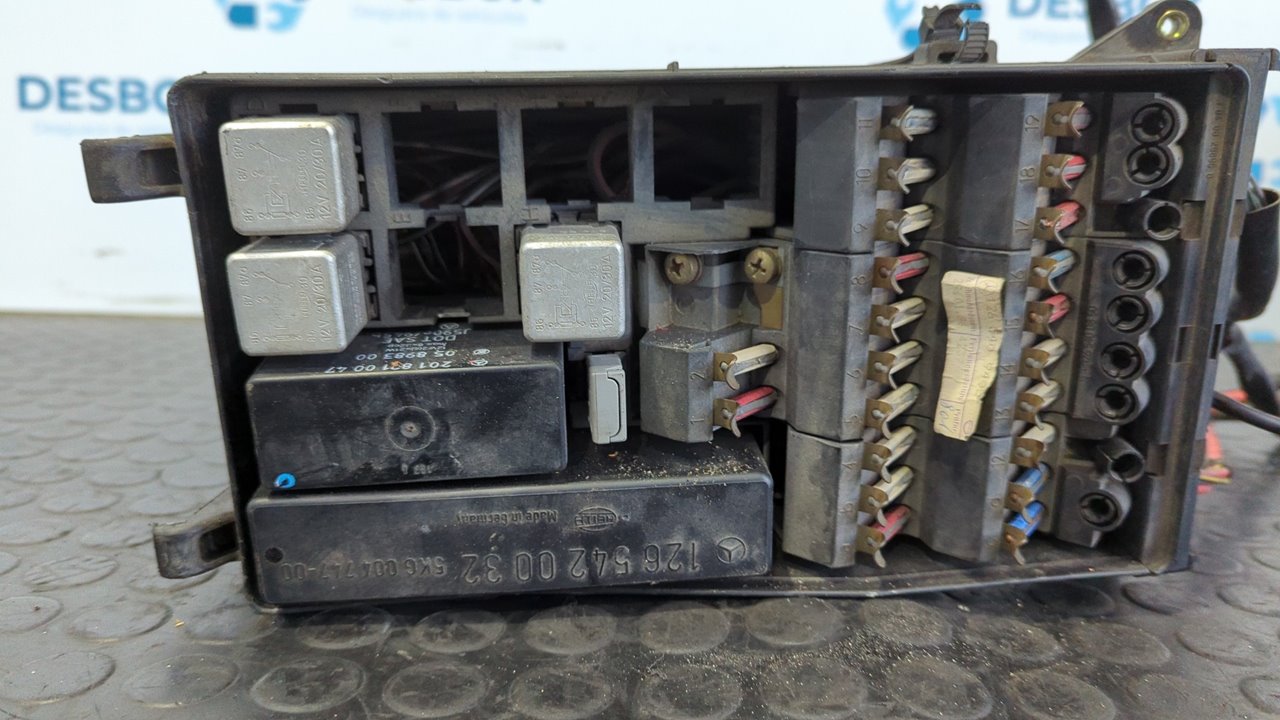 CAJA RELES / FUSIBLES MERCEDES-BENZ CLASE S (W126) BERLINA+COUPE - vista 4