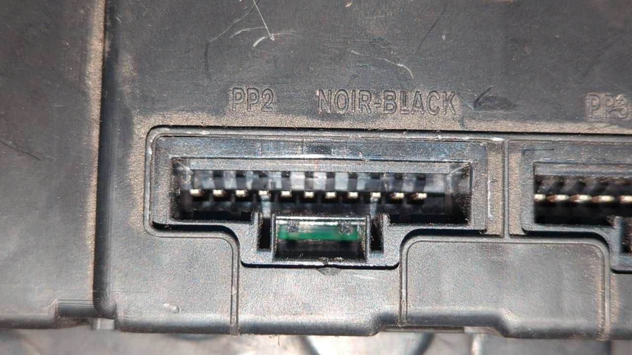 CAJA RELES / FUSIBLES RENAULT MEGANE II - vista 3