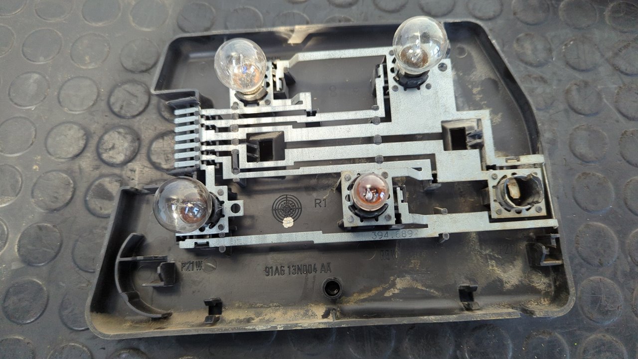 PILOTO TRASERO DERECHO FORD ESCORT BERLINA - vista 11