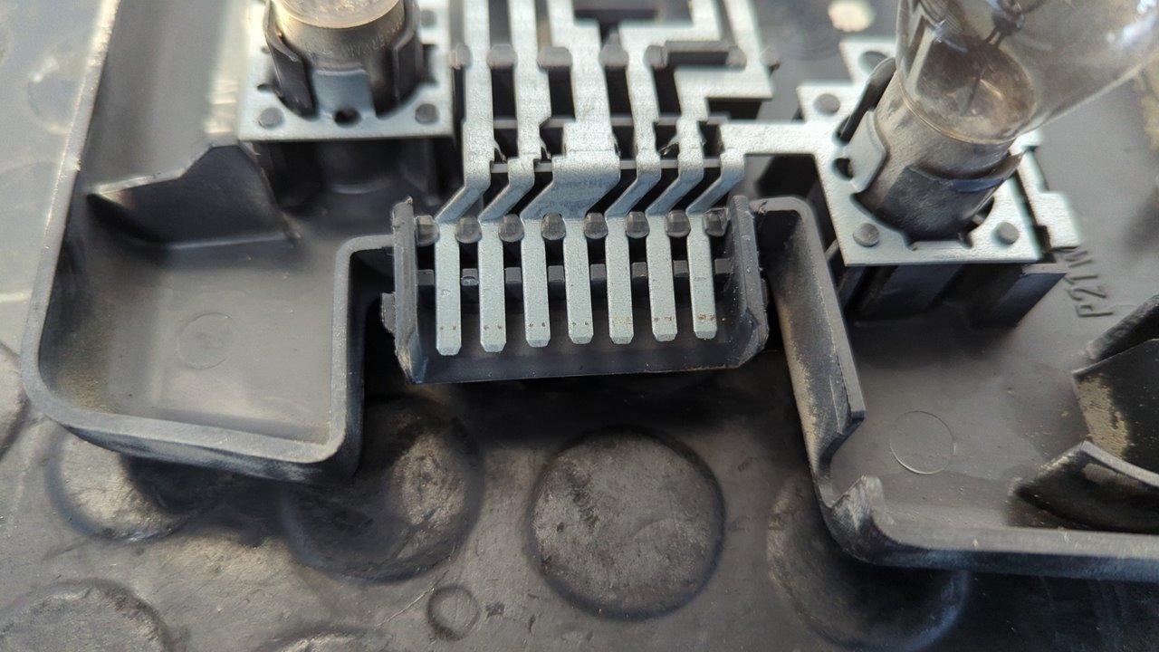 PILOTO TRASERO DERECHO FORD ESCORT BERLINA - vista 4