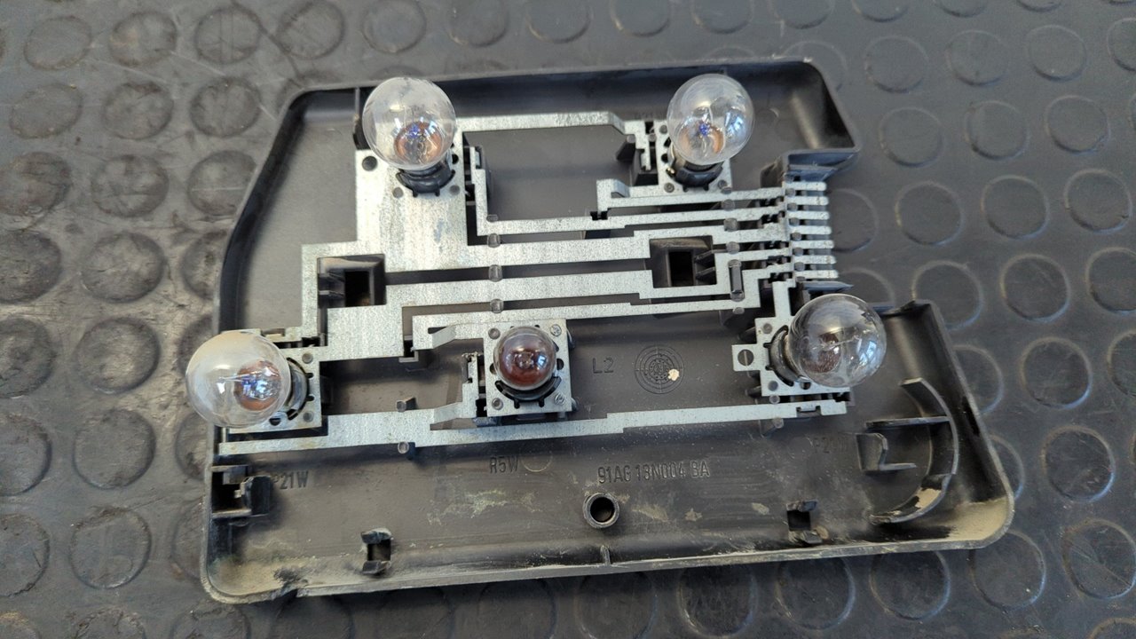 PILOTO TRASERO IZQUIERDO FORD ESCORT BERLINA - vista 2