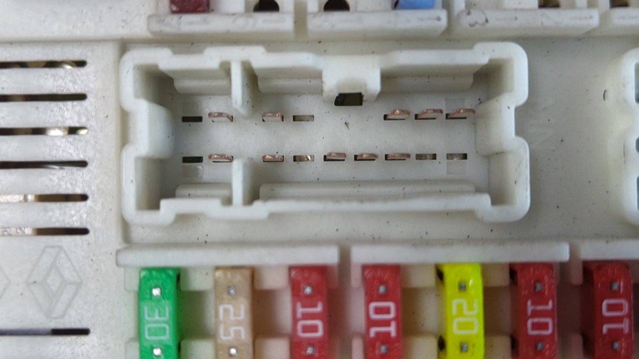 CAJA RELES / FUSIBLES RENAULT KANGOO - vista 2