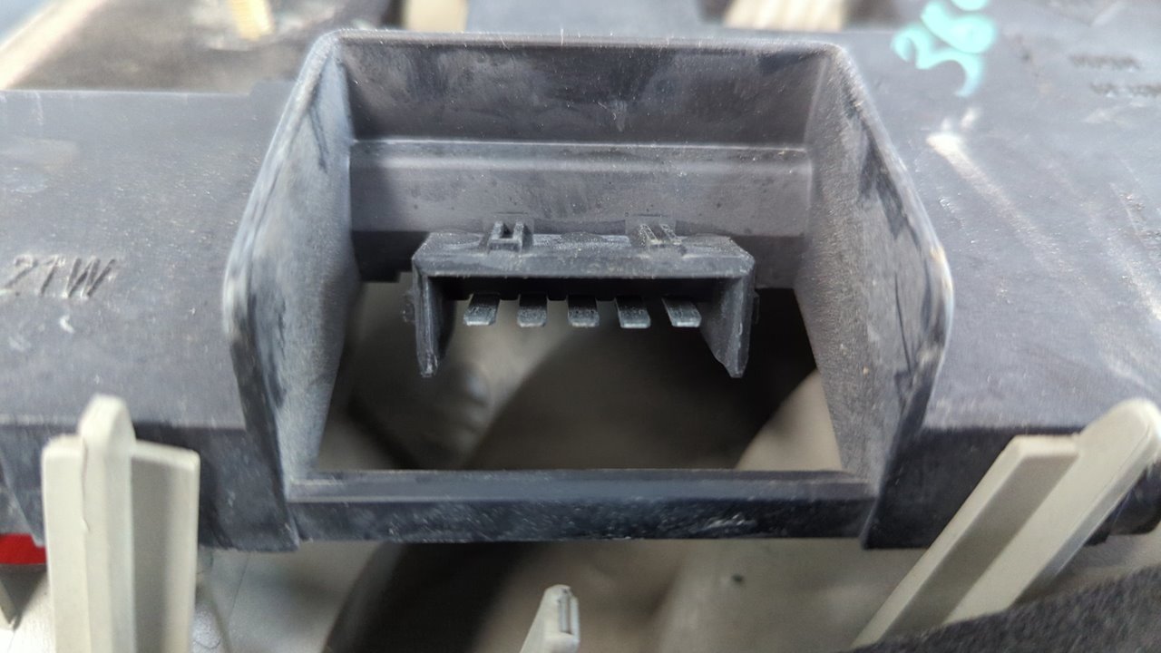 PILOTO TRASERO IZQUIERDO FORD FIESTA BERLINA - vista 5