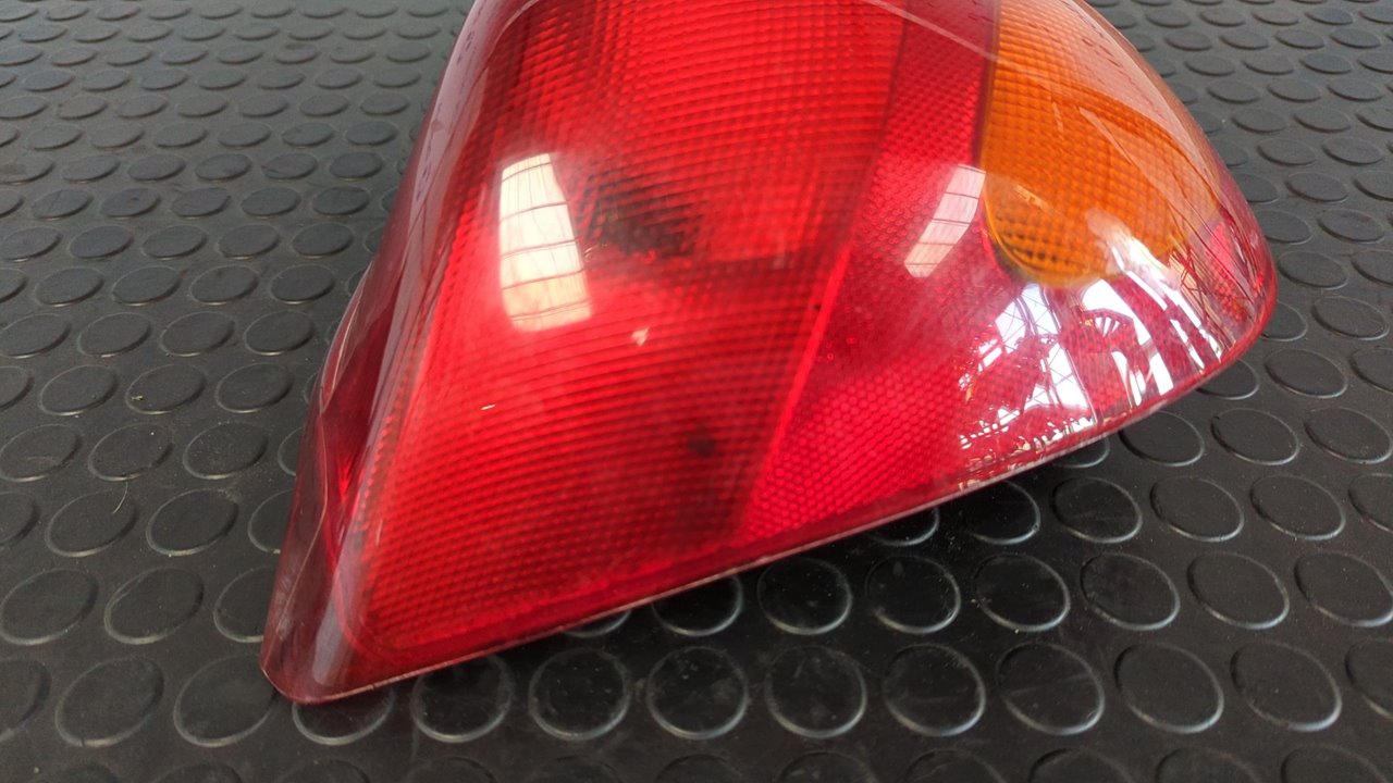 PILOTO TRASERO IZQUIERDO FORD FIESTA BERLINA - vista 2