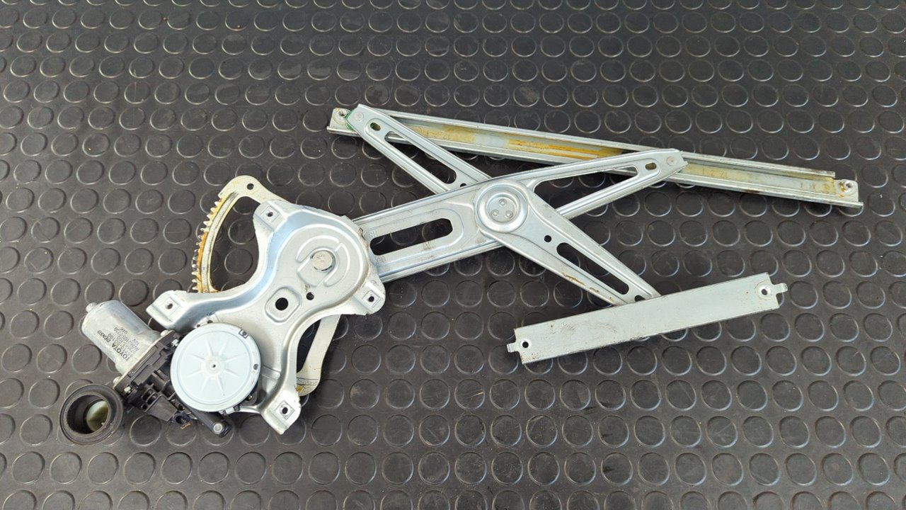 ELEVALUNAS DELANTERO DERECHO TOYOTA AURIS