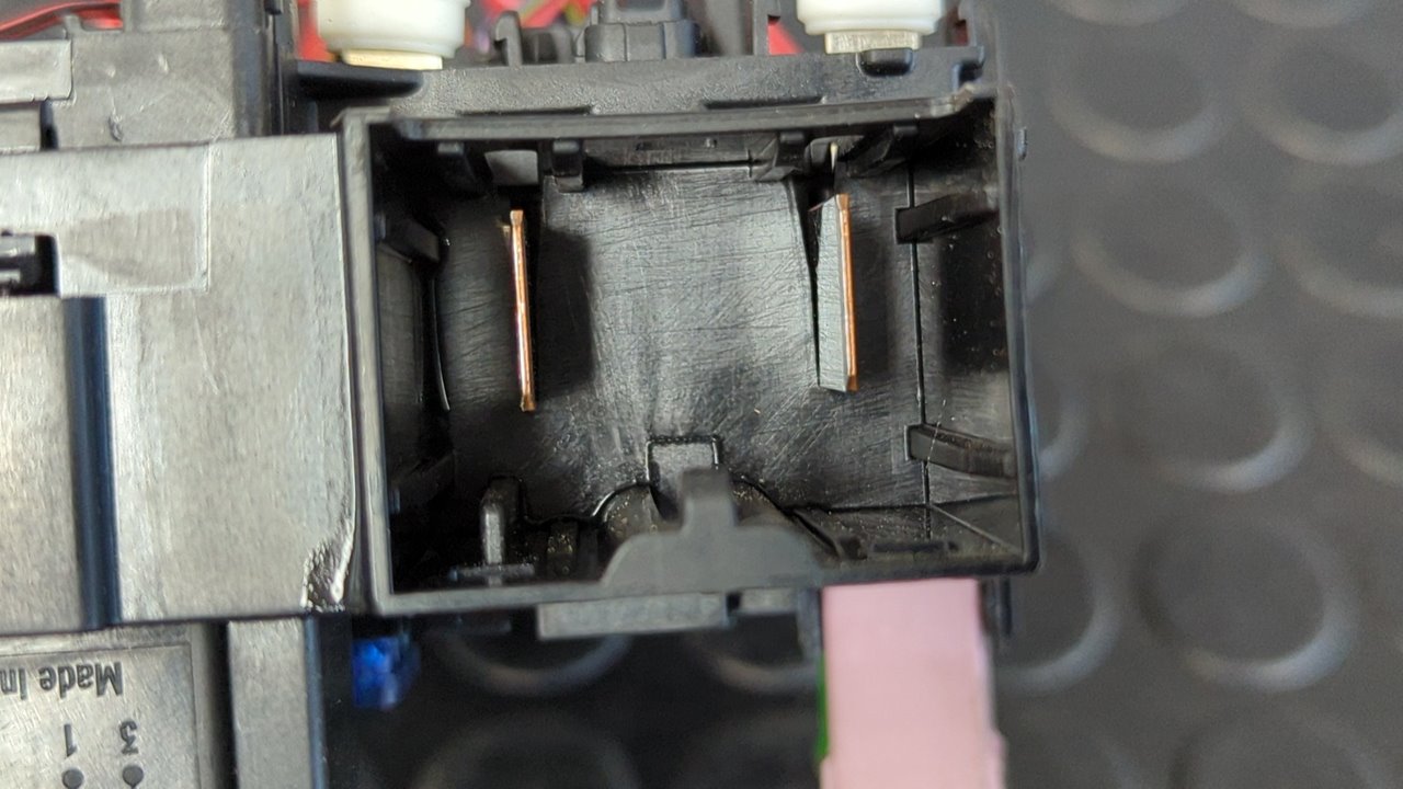 CAJA RELES / FUSIBLES VOLKSWAGEN GOLF VII LIM. (5G1) - vista 2