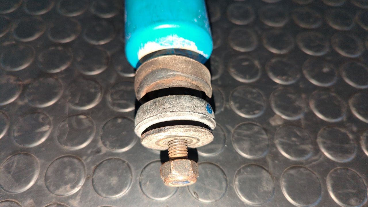 AMORTIGUADOR TRASERO DERECHO MITSUBISHI MONTERO (V20/V40) - vista 4