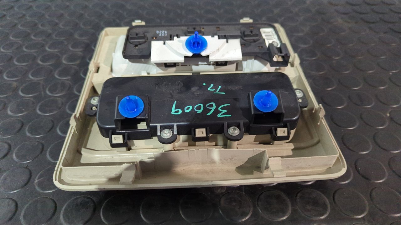 LUZ INTERIOR LAND ROVER DISCOVERY - vista 4