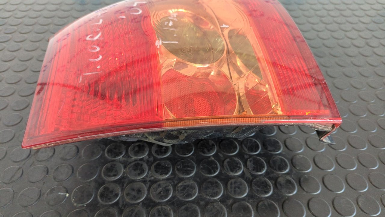 PILOTO TRASERO IZQUIERDO TOYOTA COROLLA (E12) - vista 2