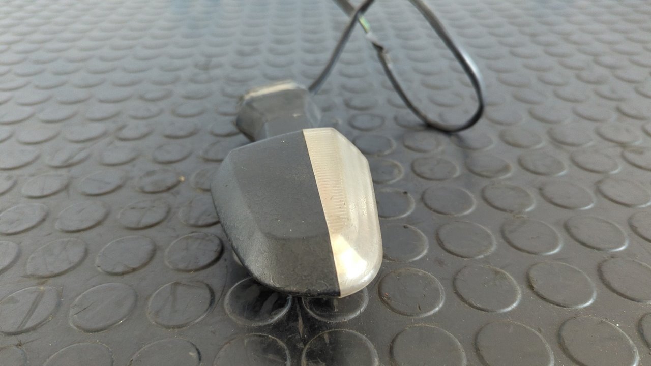 PILOTO TRASERO IZQUIERDO KAWASAKI ER 6 - vista 2