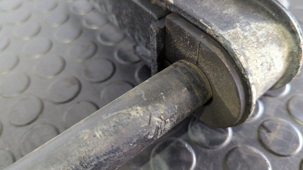 BARRA ESTABILIZADORA TRASERA NISSAN CABSTAR - vista 2