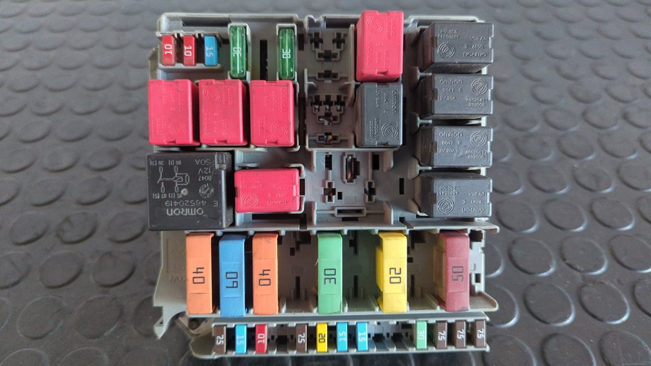 CAJA RELES / FUSIBLES FIAT FIORINO