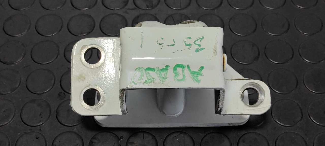 BISAGRAS PUERTA DELANTERA DERECHA NISSAN CABSTAR