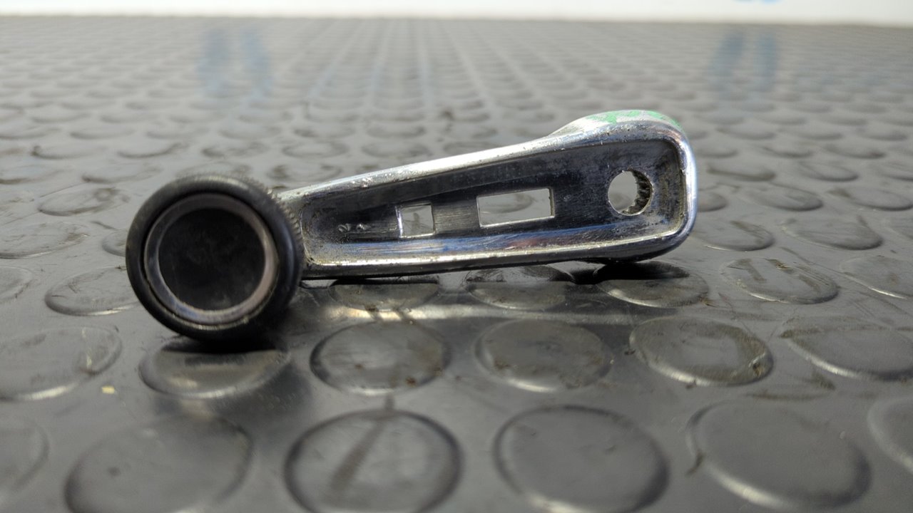 MANETA ELEVALUNAS TRASERA DERECHA MERCEDES CLASE E (W114/W115)